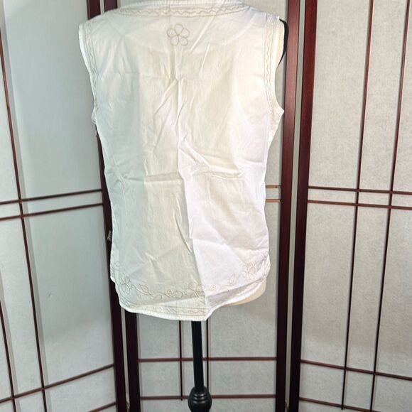 Kuhl while sleeveless top with cream floral embroidery - Picture 4 of 9